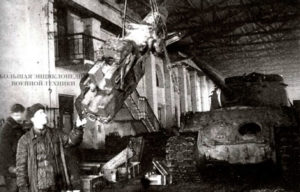 Демонтаж 122-мм пушки Д-25Т с клиновым затвором на Н-ском ремонтном заводе на Украине. 1945 год.