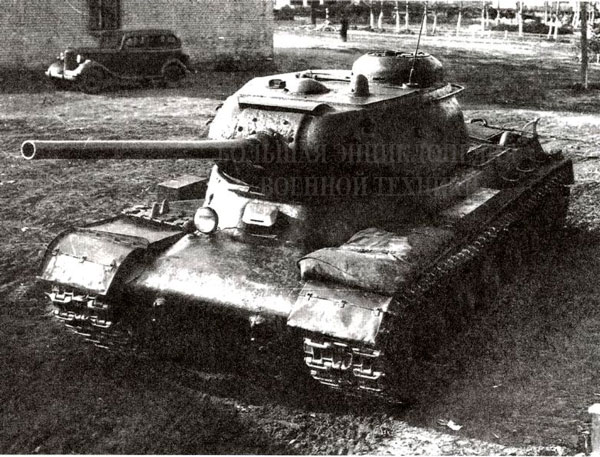 Тяжелый танк ИС-85 на заводском дворе.
