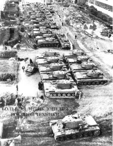 Готовые танки во дворе Челябинского Кировского завода. Весна 1942 года. Хорошо видно, что вместе с КВ-1 стоят несколько танков КВ-8.