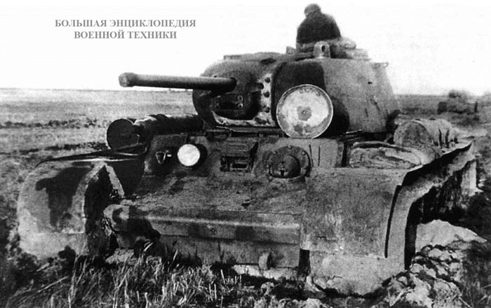 Испытание одного из первых образцов танка КВ-1C. Район Челябинска, август 1942 года. Обратите внимание на грязевые щитки на передней части крыльев, не встречающиеся на серийных танках.