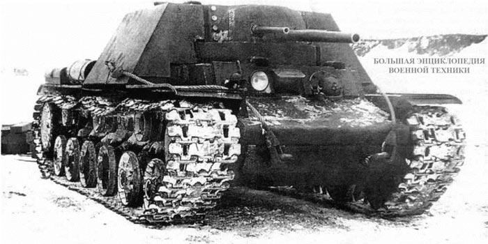 Первый вариант танка КВ-7 (с двумя 45-мм и одной 76-мм пушками) во время испытаний на полигоне. Зима 1942 года