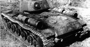 Танк КВ-1С (выпуска зимы 1942 года) на полигоне в Кубинке. Лето 1943 года