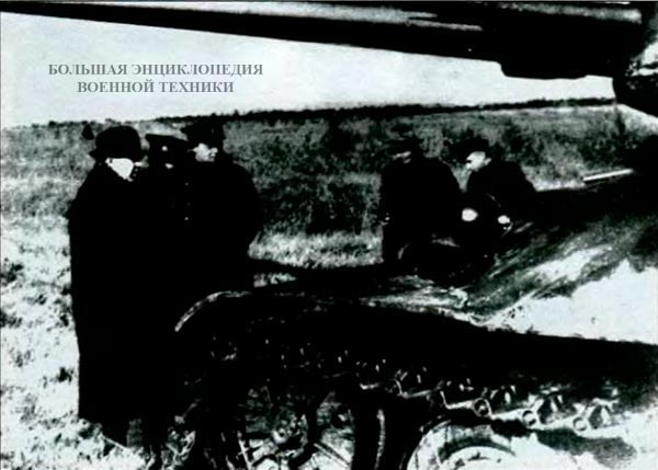 Члены комиссии, представители ГБТУ и МИНТРАНСМАШ осматривают опытный танк ИС-7. 1947 г.