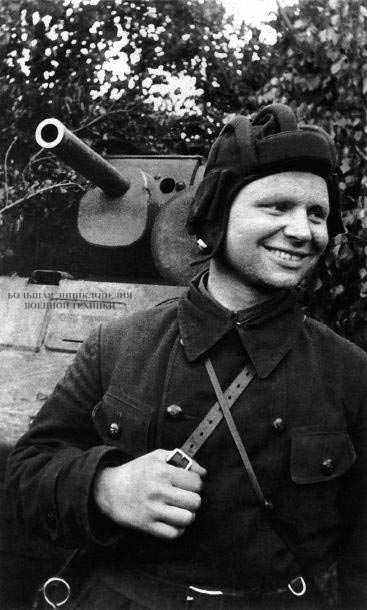 Танкист Веденеев в первый месяц боев уничтожил семь вражеских танков.